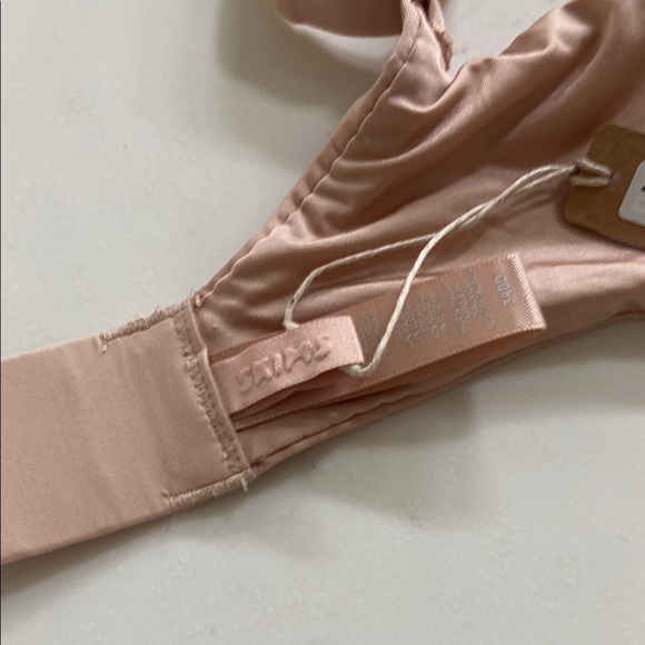 SKIMS Nude Plunge Bra - Picture 7 of 16